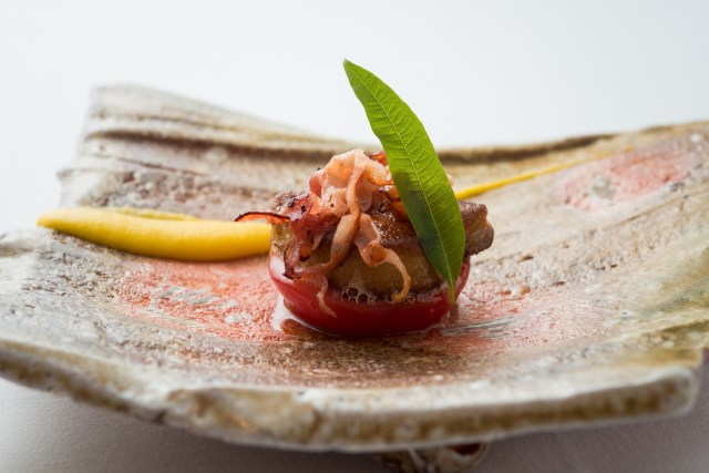 Fois gras sauté on a sliced tomato with purée of tomitsu-kintoki