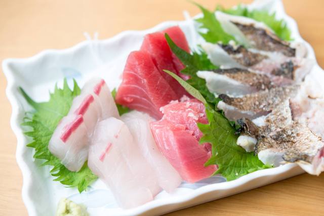 sashimi of the day, barracuda, yellowfin tuna and child greater amberjack