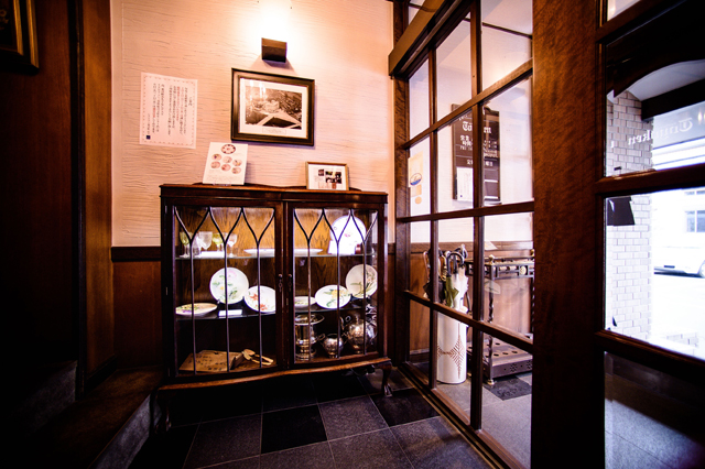 東洋軒縂店的门口擺放著從三田的東洋軒繼承下来的物品。
