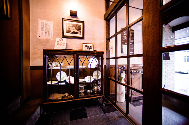 Dishes passed down from the Tokyo Mita Toyoken on display in the foyer of Tsu Toyoken.