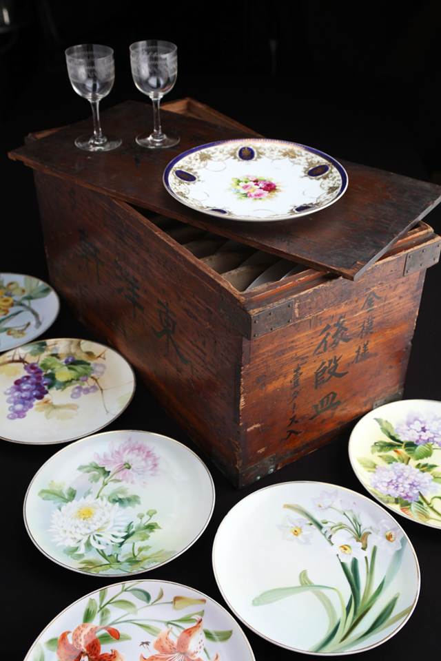 A wooden box used for carrying dishes to dinner parties