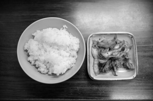 白饭和朝鲜泡菜的照片
