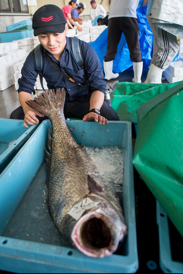 Chef Imamura takes an interest in a large fish