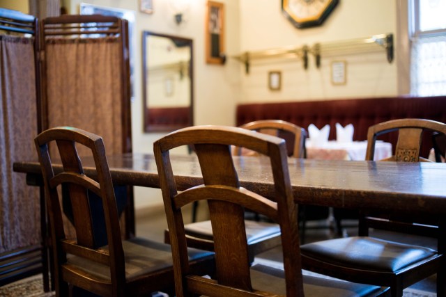  這是法國料理餐廳店内的氣氛及其講究的待客之道的表現。像這樣的椅子或桌子也不例外。