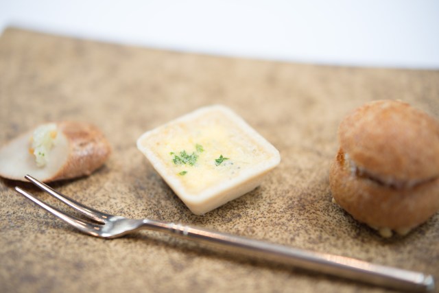 From the right, a cheese flavored puff pastry filled with pork rillets, quiche made with chirimenjako (small dried fish) caught off Tōshijima in Ise Bay, and smoked chicken breast.