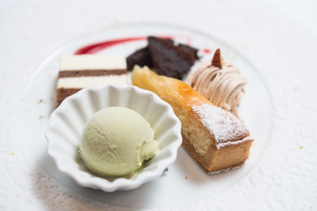 Rendaiji persimmon leaf powder ice cream, Gateau au chocolat, Mini Mont Blanc, Pear Tart, and Tiramisu.<