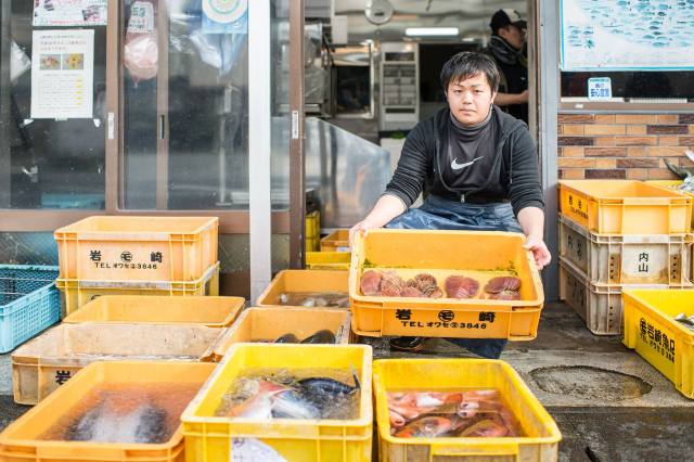 岩崎魚店前的照片