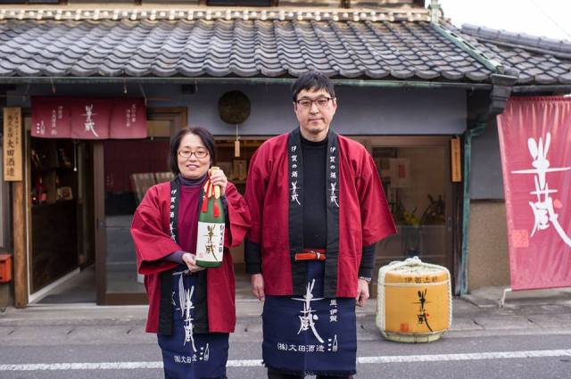 大田酒造的大田勲先生（右）和大田智洋女士（左）