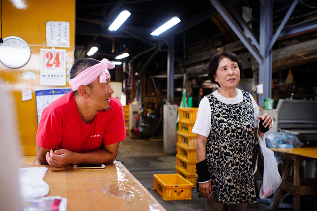 海産屋の脇さんとお客さん