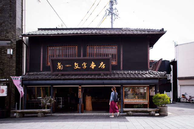 お店の外観とイレーネさん