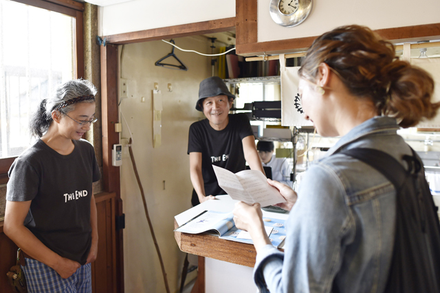 お店の中で中谷さんとはしもとさんと話すイレーネさん