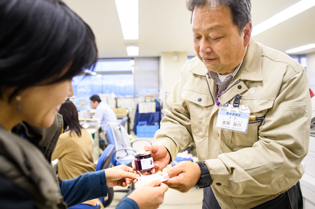 名刺交換の様子。