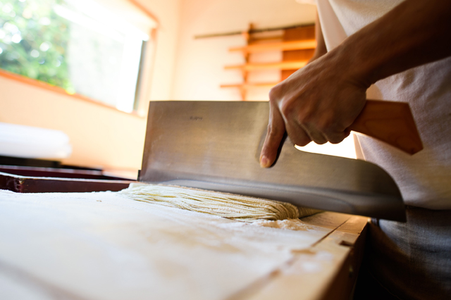 Slicing noodles with a knife