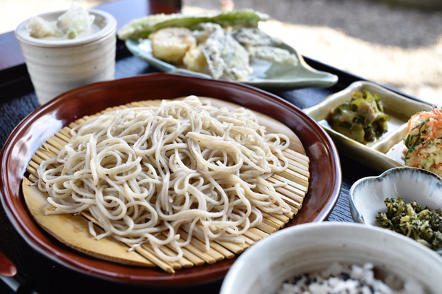 いなべ産の蕎麦粉を使った十割蕎麦。奥の天ぷらは海老・カボチャ・キンジソウ・四角豆・イチジクの５品