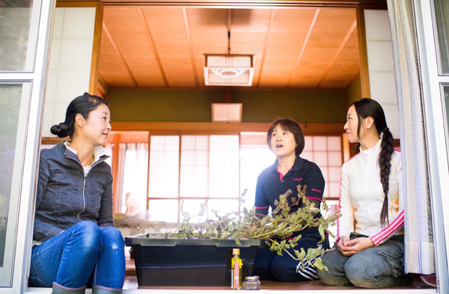 three ladies talking in the foyer