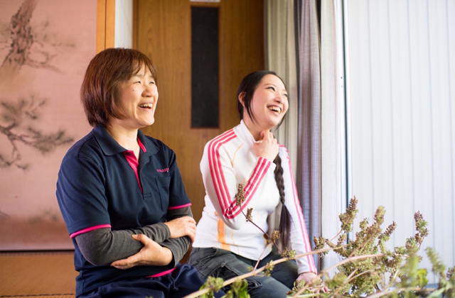 Ms. Nishiguchi and Ms. Yoshida laughing.