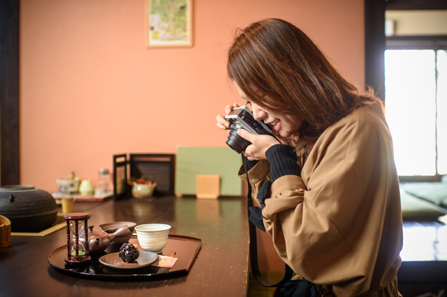 お茶や和菓子の写真を撮る筆者