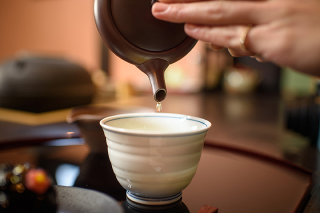 pouring tea scene