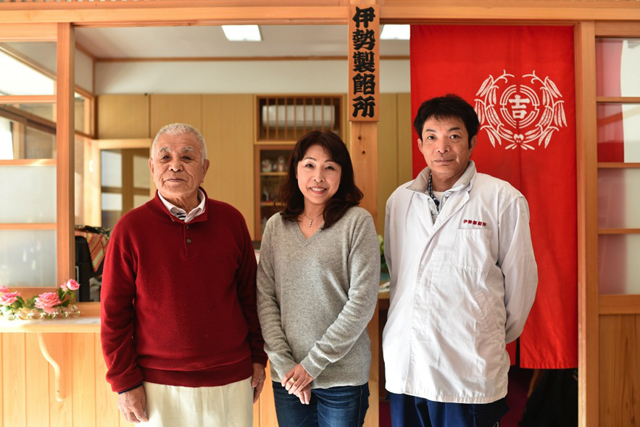 吉村幸雄さん（左）次女の弘子さん（中）長男の修一さん（右）