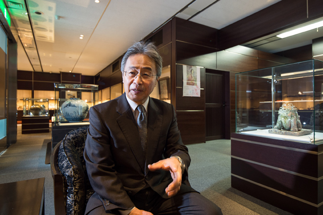 Mr. Satoru Murayama of the Hanteishi Hironaga Kiln