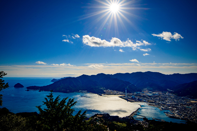 从熊野古道马越峠遥望的尾鹫市。