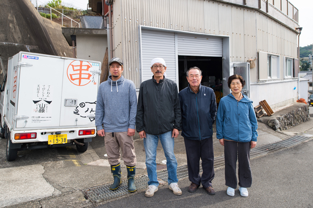 親子三代で干物を作る山本さん一家